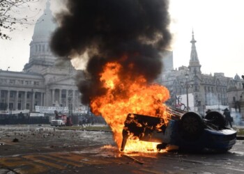 El Gobierno felicitó a las fuerzas de seguridad que actuaron afuera del Congreso y denunció un intento de “golpe de estado”