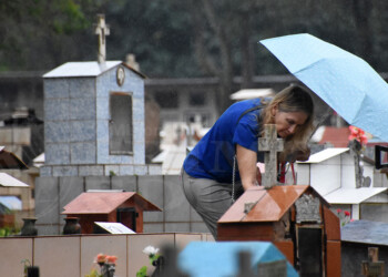 Ni el mal tiempo detuvo las visitas al Cementerio durante el Día del Padre
