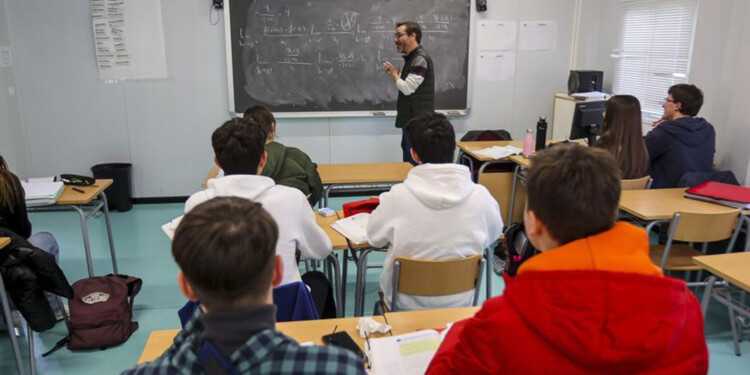 JÓVENES. Disparidad de oportunidades educativas y laborales para jóvenes de distintos niveles socioeconómicos.