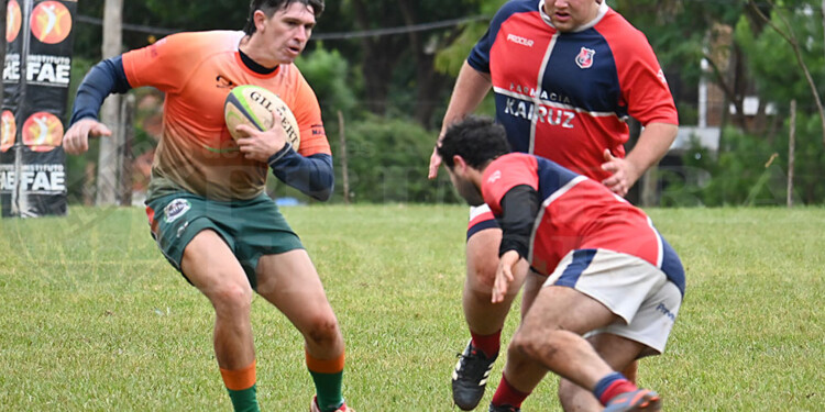 EXPERIENCIA. Facundo Jantzon de destaca en la línea de backs de Lomas.