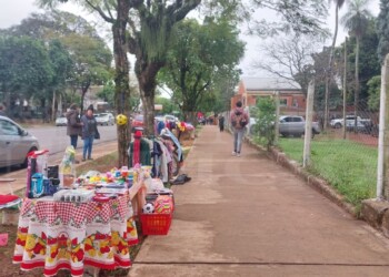 Feriantes del Parque de la Salud aseguran que desde el municipio no quieren que ofrezcan sus productos en la vía pública
