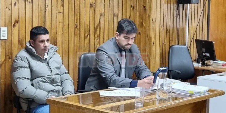 EN EL BANQUILLO. El acusado, quien es oriundo de Formosa, junto a su abogado en la segunda jornada de juicio.