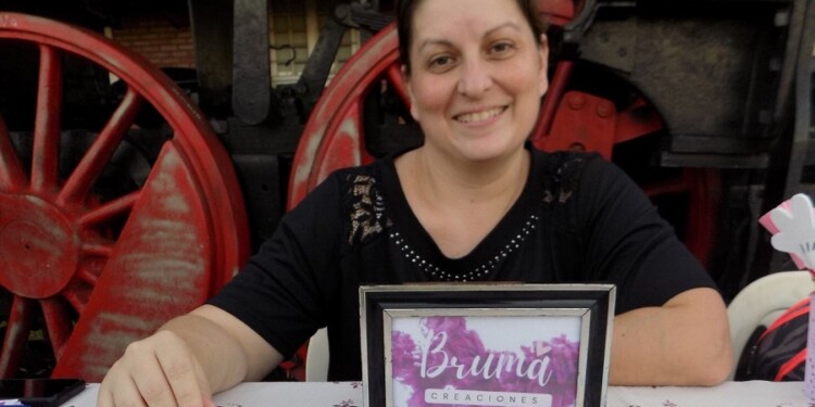 Emprendedora y docente Carmen Pitton. Su emprendimiento en Instagram @ _bruma_creaciones