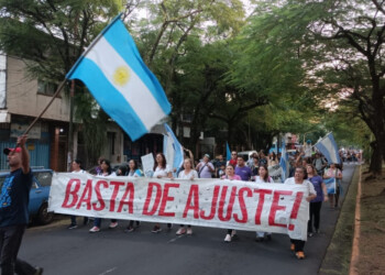Los docentes se movilizaron desde el acampe hasta la Costanera