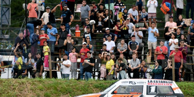 ESPECTÁCULO. Mieres, al frente de la Clase 1, ante una tribuna repleta.