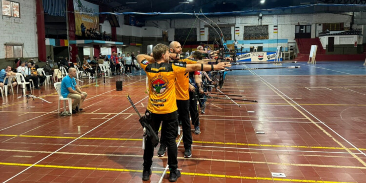 EN LA LÍNEA DE TIRO. Los arqueros compitieron el último domingo en Alem.