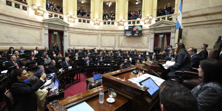 zzzznacp2NOTICIAS ARGENTINAS BAIRES, JUNIO 12: El Senado de la Nación aprobó esta noche la Ley de Bases en general con 37 votos positivos contra 36 negativos, tras el desempate propinado por la vicepresidenta de la nación y titular de la Cámara alta, Victoria Villarruel. Foto NA: COMUNICACION SENADOzzzz