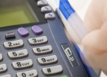 Los descubrieron por comprar con la tarjeta que perdió un cliente