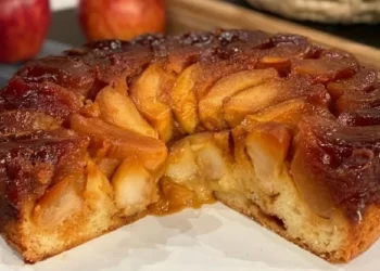 Cómo cocinar una rica torta de manzana invertida