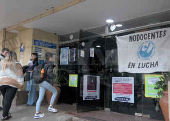 Docentes universitarios piden un aumento salarial del 50%