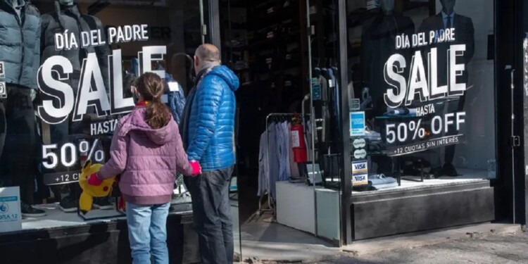El repunte por el Día del Padre y el cobro del aguinaldo ayudó a mejorar puntualmente algunas categorías, pero no fue suficiente. Imagen ilustrativa (Archivo)