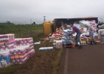 Camión repleto de alimentos y otros artículos volcó en el acceso a Cerro Corá