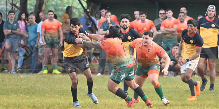 NO LE DIO CHANCES. Matías Aguirre va al tackle frente a un rival. El hooker de Lomas apoyó dos ensayos ayer.