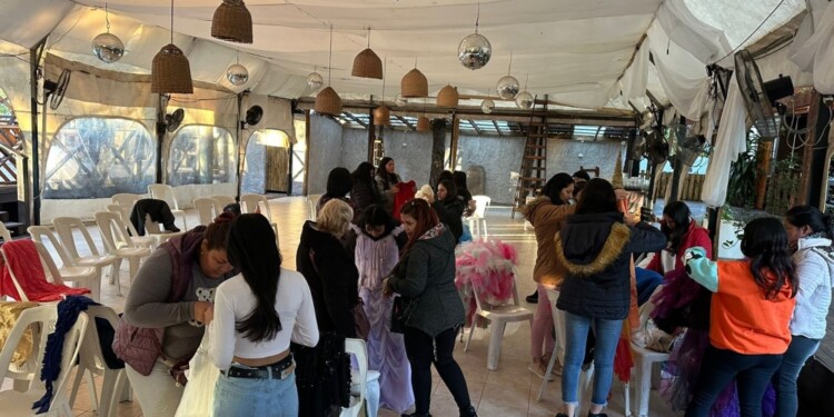 EN ACCIÓN. Gran parte de las quinceañeras ya se probó los vestidos que utilizarán el domingo 14 en la Juliana/ Gentileza Quinta La Juliana