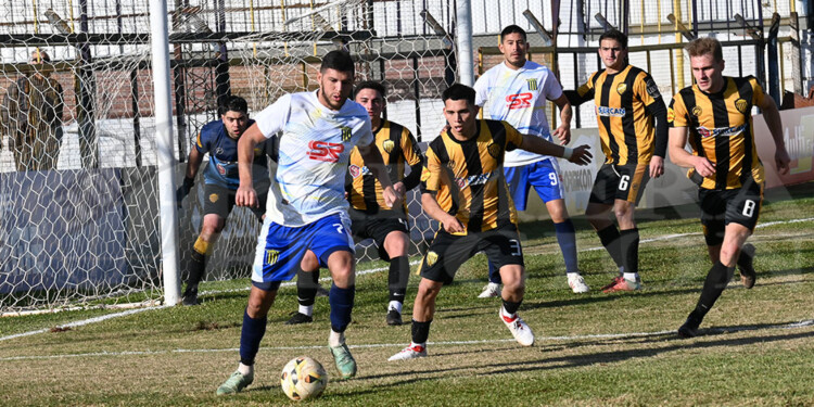 DOBLETE. Silveira, con la pelota, se lleva la atención de todos en el área. Ulises marcó dos y Gómez, más atrás, uno.
