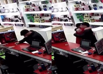 Video emocionante: un joven cumplió su sueño de comprarse la PlayStation 5 y el vendedor lo abrazó