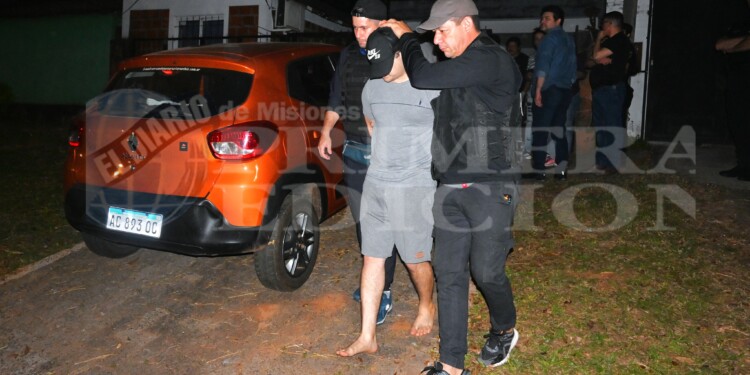 TOMÁS GUIDO Y BLAS PARERA. El Renault Kwid y el policía aprehendido por pesquisas de Homicidios en el allanamiento ordenado por el juez de Instrucción 1, Marcelo Cardozo.