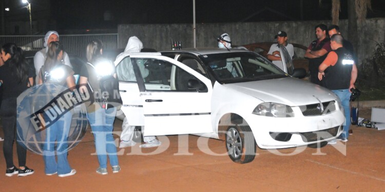 COMISARÍA QUINTA. Peritos de la SAIC y Dirección Policía Científica realizaron testeo de luminol en el Fiat Siena que utilizaba Acuña como conductor de UBER.
