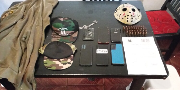 PRUEBAS. La policía allanó dos viviendas en la zona sur de Posadas, secuestró un automóvil y elementos de la gavilla.