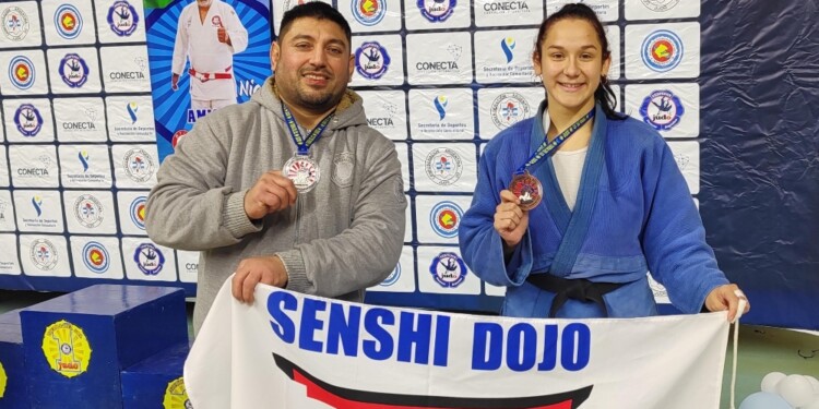DESTACADOS.  Diego Álvarez y Agustina Olsson con las medallas ganadas./ Foto D. Álvarez