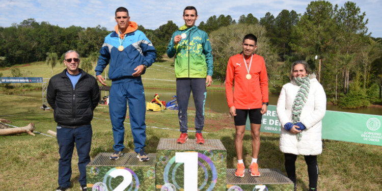 PICÓ EN PUNTA. Da Silva volvió a volar sobre el césped del camping obereño. Fue escoltado por Ickert y Franco.