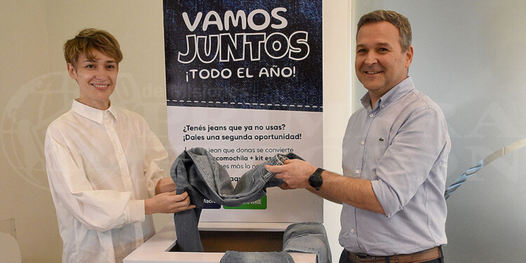 EN ACCIÓN. Erica Vega, titular de la Fundación Futuro Verde junto al gerente Divisional del Banco Macro, Diego Robolini, quien fue el primero en donar.