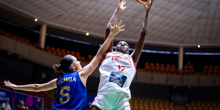 DIFÍCIL. La misionera Ochoa y la marca sobre Okeke, autora de 16 puntos. (Foto Prensa Mundial U-17)