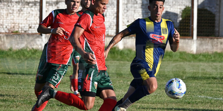EN VILLA URQUIZA. Brown y Mitre quieren dar el primer paso a la final.