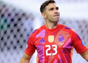 El Dibu Martínez volvió a convertirse en héroe y Argentina venció a Ecuador por penales