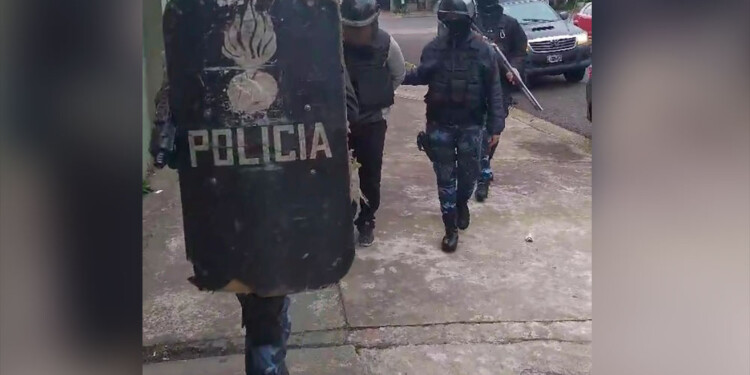 TRASLADO. Efectivos de la División Infantería con la custodia del único sospechoso detenido en la investigación.