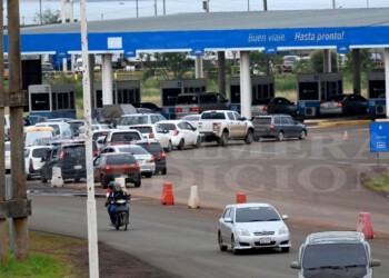 La falta de plástico para licencias complicó cruces internacionales