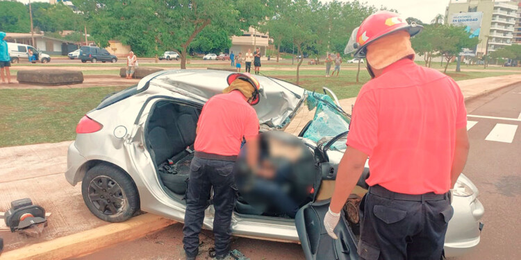 JUEVES 11 DE ABRIL. Pocos minutos después de las 13.30 se registró el derrape, colisión y vuelco del Peugeot 207 Compact Active en la costanera.