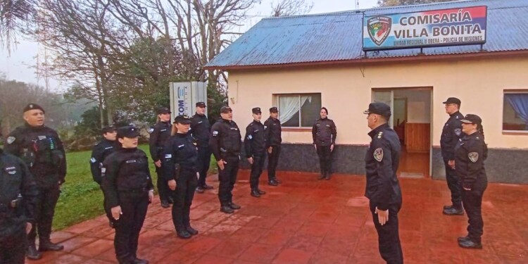 NUEVAS AUTORIDADES. Ayer asumió el nuevo jefe de la comisaría de Villa Bonita, oficial principal Claudio Galeano.