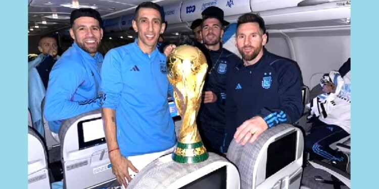 EN CASA. Messi, Di María y compañía con la Copa del Mundo obtenida en Qatar 2022.