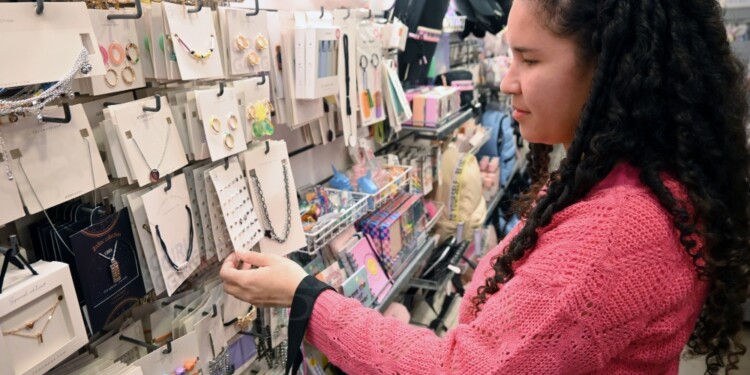 REGALOS. Los posadeños aprovechan las ofertas y rebajas para hacer un regalo a sus amigos.