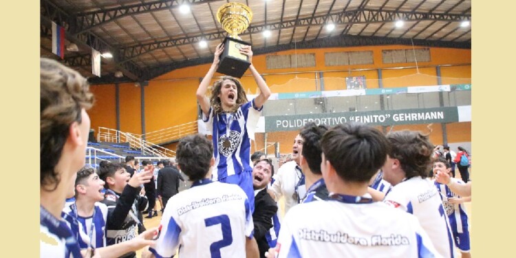CAMPEÓN. Balaz levanta la copa. El team de Olivos ganó una final inolvidable.