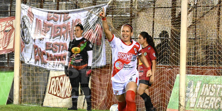 FESTEJO. La capitana franjeada Fabiana Gall festeja su gol ante AEMO.