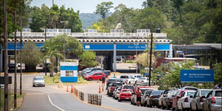 FRONTERA. El control migratorio causa demoras y espanta a los visitantes. (Foto Archivo)