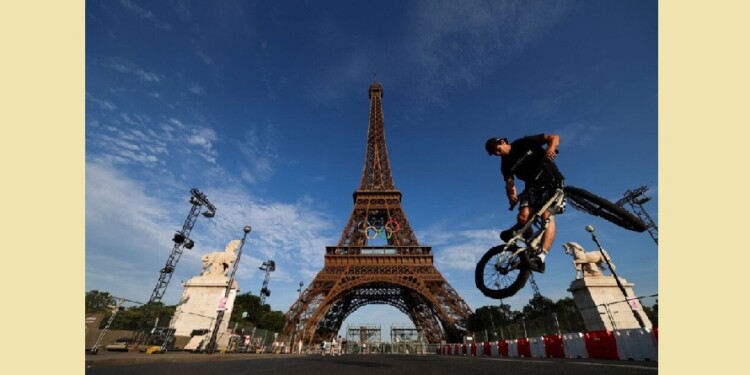 UNA POSTAL. La Torre Eiffel, con el símbolo de los Juegos, ya está lista. Mañana habrá debut para la Argentina.