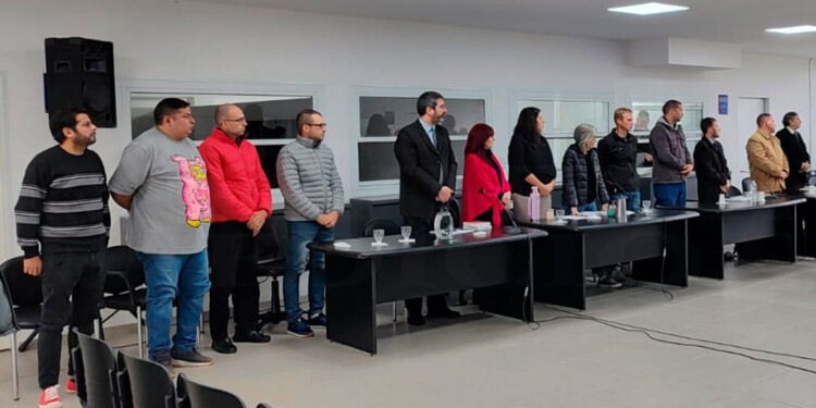 NUMEROSOS. Los siete imputados y sus respectivos defensores, de pie ante el arribo de los jueces al Tribunal.