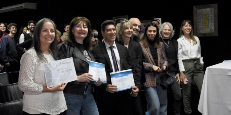 DESTACADOS. Egresados de la segunda promoción de locutores del Montoya fueron reconocidos ayer.