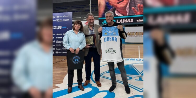 RECUERDO. Nakatsuka y Feversani, dirigentes de OTC, y un presente a Lamas./ Prensa OTC