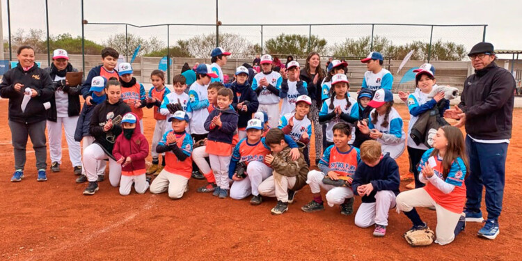 FELICES. El equipo misionero celebró su primera victoria oficial en un torneo.