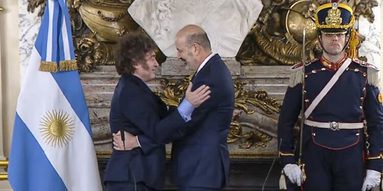 NOTICIAS ARGENTINAS
BAIRES, JULIO 5:El presidente
Javier Milei le tomó juramento
esta tarde al flamante ministro
de Desregulación y
Transformación del Estado,
Federico Sturzenegger, en un
acto en Casa Rosada.FOTO
NA:IMAGEN WEB