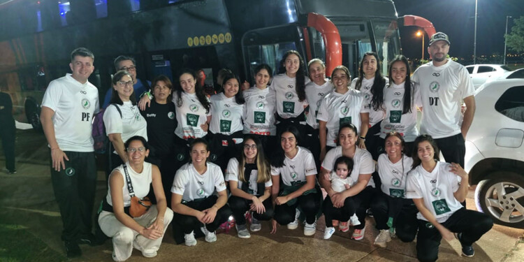 EN CAMINO. El equipo de Misiones, en la noche del martes, rumbo a Rosario.