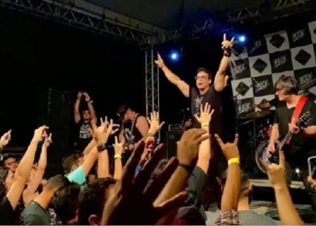 Cantante brasileño muere electrocutado tras abrazar a una fanática en un show