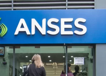 El Dibu Martínez volvió a convertirse en héroe y Argentina venció a Ecuador por penales