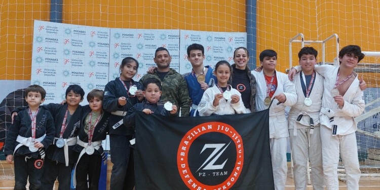 BRILLARON. Los representantes de Itaembé Guazú muestran las medallas que obtuvieron en el Open Mercosur disputado en el Finito Gehrmann.