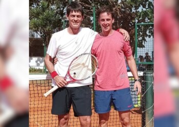 La cancha de tenis se tiñó de color celeste