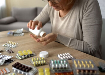 Cómo evitar la “polifarmacia” en la rutina de adultos mayores